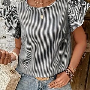 $5 ITEM IF BUNDLED! Black and white stripe top boutique
